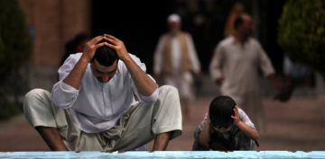 Camiye Gelenler ile Namaz K�lanlar